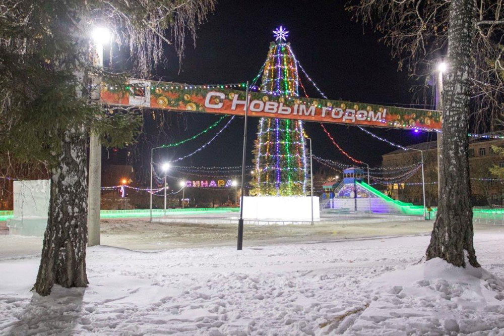 Парк хаус каток. Парк Трубников Каменск. Каменск-Уральский новогодние городки. Ледовый городок в Каменске Уральском. Парк аттракционов, Каменск-Уральский.