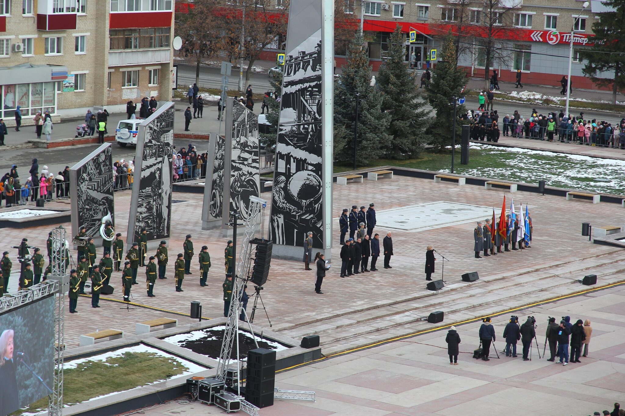 Каменск-Уральский город трудовой доблести. Стела город трудовой доблести Каменск Уральский.